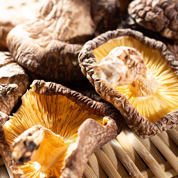 Dried Organic Koshin Shiitake Mushrooms 42-75mm - 70g - Image 2